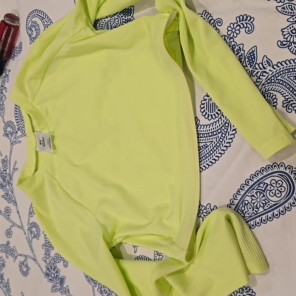 ❤️10/$16 New art class rash guard